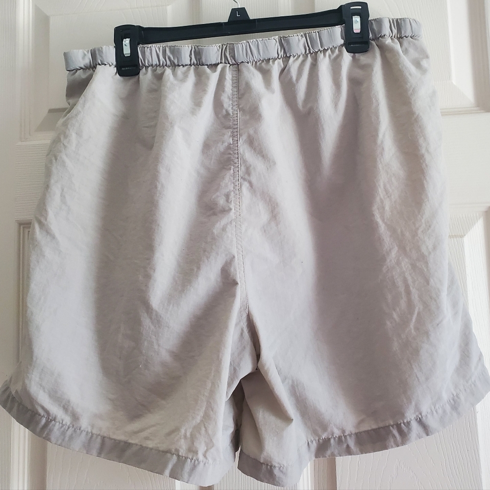 Columbia Sportswear Women's Shorts. Size L - Picture 2 of 9